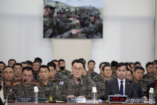 (서울=뉴스1) 이재명 기자 = 김명수 합참의장이 14일 오전 서울 여의도 국회에서 열린 윤석열 정부의 비상계엄 선포를 통한 내란 혐의 진상규명 국정조사특별위원회에서 의원 질의에 답하고 있다. 2025.1.14/뉴스1  Copyright (C) 뉴스1. All rights reserved. 무단 전재 및 재배포,  AI학습 이용 금지. /사진=(서울=뉴스1) 이재명 기자