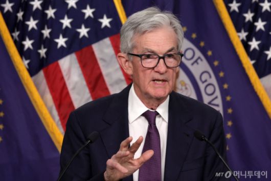 (워싱턴 AFP=뉴스1) 우동명 기자 = 제롬 파월 미국 연방준비제도(Fed·연준) 의장이 18일(현지시간) 워싱턴 연준에서 기준금리를 0.25%포인트 인하한 FOMC 회의를 마친 뒤 가진 기자회견을 갖고 “금리 조정 속도를 늦추는 게 적절한 지점에 도달했다”고 밝히고 있다, 2024.12.19  ⓒ AFP=뉴스1  Copyright (C) 뉴스1. All rights reserved. 무단 전재 및 재배포,  AI학습 이용 금지. /사진=(워싱턴 AFP=뉴스1) 우동명 기자