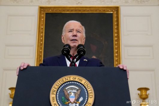 (로이터=뉴스1) 정윤영 기자 = 24일(현지시간) 조 바이든 미국 대통령이 의회에서 통과된 우크라이나와·이스라엘·대만에 대한 안보 지원 예산안과 틱톡 강제 매각 법안에 각각 서명했다. 바이든 대통령의 서명에 따라 법안은 즉시 발효됐다. 2024.04.25.  ⓒ 로이터=뉴스1  Copyright (C) 뉴스1. All rights reserved. 무단 전재 및 재배포,  AI학습 이용 금지. /사진=(로이터=뉴스1) 정윤영 기자