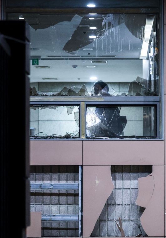 [서울=뉴시스]  = 윤석열 대통령의 구속영장이 발부된 19일 서울 마포구 서울서부지방법원의 유리창이 윤 대통령 지지자들에 의해 파손되어 있다. 2025.01.19