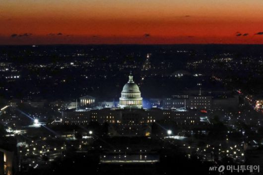 [워싱턴=AP/뉴시스] 20일 새벽(현지 시간) 도널드 트럼프 미국 대통령 당선인의 취임식이 열리는 미 국회의사당의 모습이 워싱턴 기념비 꼭대기에서 관측되고 있다. 이날 정오 의사당 로툰다홀에서 트럼프 당선인이 제47대 대통령으로 취임한다. 2025.01.20. /사진=민경찬