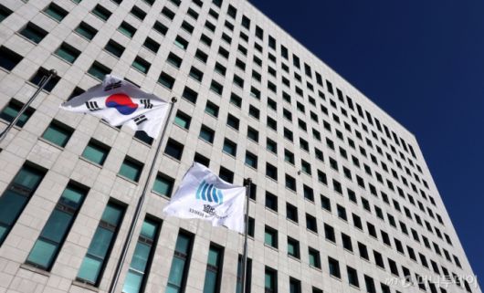 [서울=뉴시스] 추상철 기자 = 24일 오전 서울 서초구 대검찰청에서 태극기와 검찰 깃발이 나란히 바람에 휘날리고 있다. 고위공직자범죄수사처(공수처)는 지난 23일 윤석열 대통령 내란혐의 사건을 검찰에 이첩하기로 결정했다. 2025.01.24. scchoo@newsis.com /사진=추상철