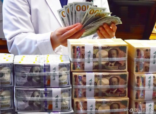 윤석열 대통령이 한밤중 비상계엄을 선언했지만, 국회 의결로 계엄이 해제된 4일 서울 중구 하나은행 본점 위변조방지센터에서 한 직원이 100 달러 및 1000엔 짜리 지폐를 살피고 있다.  /사진=머니S