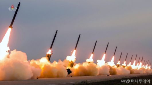 북한이 지난해 5월30일 초대형 방사포를 동원한 '위력시위사격'을 진행했다고 주장한 모습. / 사진=뉴시스