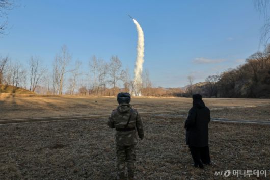 북한 미사일총국이 전날인 25일 해상(수중) 대 지상 전략순항유도무기 시험발사를 진행했다고 노동당 기관지 노동신문이 26일 보도했다. 김정은 당 총비서도 현장에서 참관했다. / 사진=뉴스1
