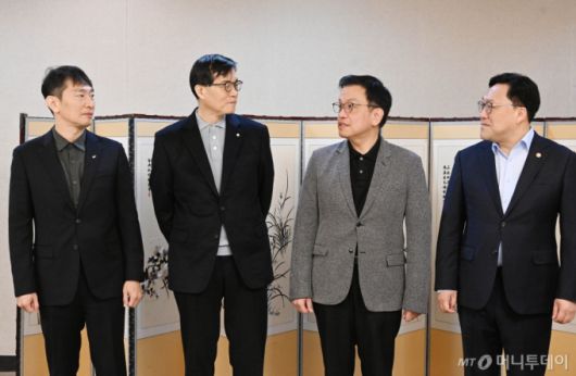 [서울=뉴시스] 최진석 기자 = 최상목 대통령 권한대행 부총리 겸 기획재정부 장관이 30일 서울 세종로 정부서울청사에서 거시경제·금융현안 간담회(F4 회의)에서 참석자들과 대화를 나누고 있다. 왼쪽부터 이복현 금융감독원 원장, 이창용 한국은행 총재, 최 대통령 권한대행, 김병환 금융위원회 위원장. (사진=기획재정부 제공) 2025.01.30. photo@newsis.com *재판매 및 DB 금지 /사진=최진석