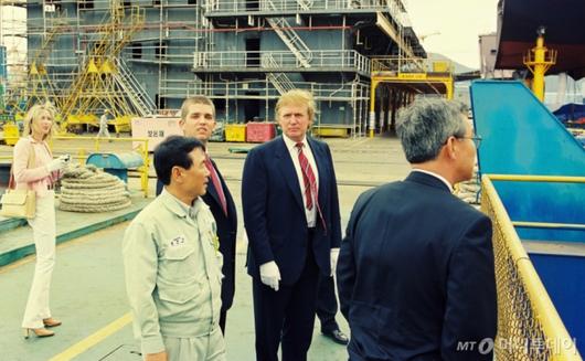 도널드 트럼프 미국 대통령이 1998년 6월 경남 거제 대우조선해양 옥포조선소를 방문한 모습. 임문규 당시 생산담당 상무를 통해 현장을 소개받고 있다. / 사진=머니투데이DB