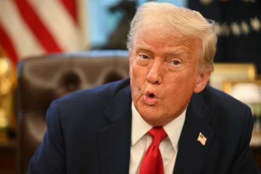 도널드 트럼프 미국 대통령이 3일(현지시간) 워싱턴 백악관에서 국부펀드를 설립하는 행정명령에 서명을 한 뒤 취재진을 만나 “중국이 파나마 운하에 개입하고 있는데 오래가지 못할 것”이라고 밝히고 있다. 2025.02.04  /AFPBBNews=뉴스1