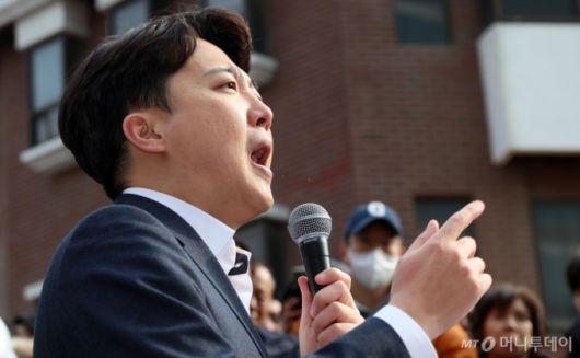 (서울=뉴스1) 김명섭 기자 = 이준석 개혁신당 국회의원이 2일 서울 마포구 홍대거리에서 현안 기자회견을 하고 있다. 2025.2.2/뉴스1  Copyright (C) 뉴스1. All rights reserved. 무단 전재 및 재배포,  AI학습 이용 금지. /사진=(서울=뉴스1) 김명섭 기자