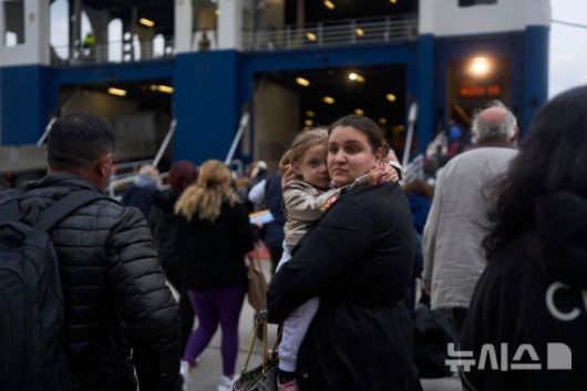 [산토리니=AP/뉴시스] 4일(현지 시간) 그리스 산토리니 섬에서 주민과 관광객들이 섬을 떠나기 위해 배에 탑승하고 있다. 최근 산토리니섬과 주변 섬에서 200회 이상의 지진이 발생하면서 주민과 관광객들이 공포 속에 섬을 떠나고 있다. 2025.02.05.