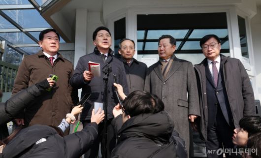 (의왕=뉴스1) 김영운 기자 = 김기현 국민의힘 의원이 10일 오후 경기 의왕시 서울구치소 앞에서 국민의힘 의원들과 함께 윤석열 대통령 면회를 마친 후 취재진 질문에 답하고 있다. 2025.2.10/뉴스1  Copyright (C) 뉴스1. All rights reserved. 무단 전재 및 재배포,  AI학습 이용 금지. /사진=(의왕=뉴스1) 김영운 기자