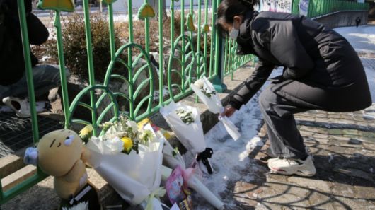 지난 10일 오후 대전 서구 한 초등학교에서 재학생 김하늘양(8)이 교사에 의해 사망하는 사고가 발생했다. 사진은 11일 범행이 발생한 학교에서 인근 주민이 하늘양을 추모하는 모습. /사진=뉴스1