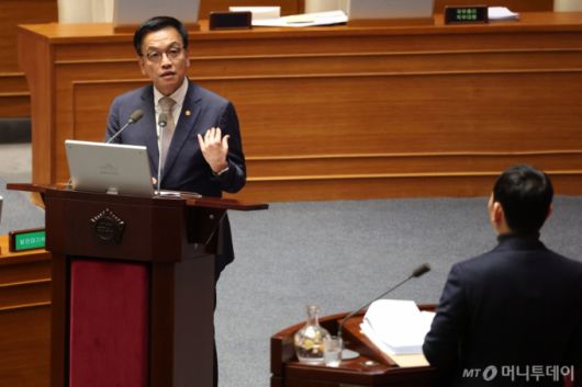 (서울=뉴스1) 이광호 기자 = 최상목 대통령 권한대행 부총리 겸 기획재정부 장관이 13일 오후 서울 여의도 국회에서 열린 제422회국회(임시회) 제5차 본회의 경제에 관한 대정부 질문에서 김용민 더불어민주당 의원 질의에 답하고 있다. 2025.2.13/뉴스1  Copyright (C) 뉴스1. All rights reserved. 무단 전재 및 재배포,  AI학습 이용 금지. /사진=(서울=뉴스1) 이광호 기자