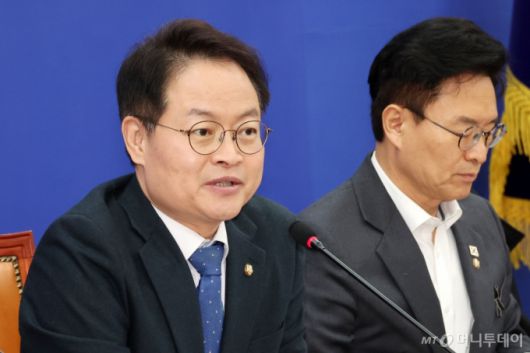 [서울=뉴시스] 조성우 기자 = 허영(왼쪽) 더불어민주당 민생경제회복단장이 12일 오전 서울 여의도 국회에서 열린 'SOC·공공재개발·공공주택 활성화를 통한 경기부양 및 일자리창출' 제4차 민생경제회복단 추경예산 간담회에서 발언하고 있다. 2025.02.12. xconfind@newsis.com /사진=조성우