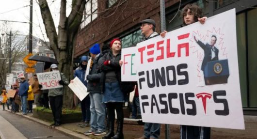 15일(현지시간) 미국 시애틀의 테슬라 매장 인근에서 일론 머스크 CEO를 반대하는 시위가 벌어졌다. /로이터=뉴스1