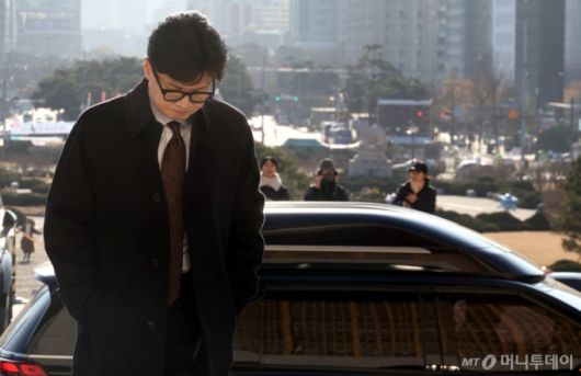 [서울=뉴시스] 조성봉 기자 = 한동훈 국민의힘 대표가 16일 오전 서울 여의도 국회로 출근하고 있다. 2024.12.16. suncho21@newsis.com /사진=조성봉