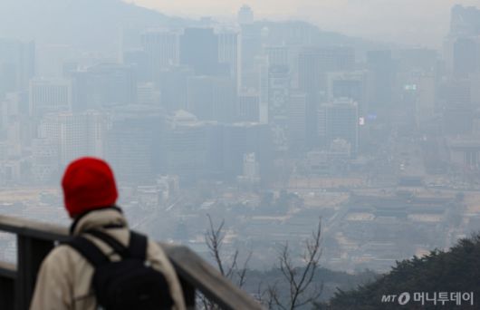 서울의 초미세먼지 농도가 '나쁨' 수준을 보인 16일 서울 종로구 북악산에서 바라본 도심이 뿌옇게 흐리다./사진=뉴시스