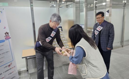 갑질·을질 근절을 위한 캠페인에 참여한 이형록 김포도시관리공사 사장이 직원에게 '갑질·을질 깨기' 꾸러미를 전달하고 있다. /사진제공=김포도시관리공사