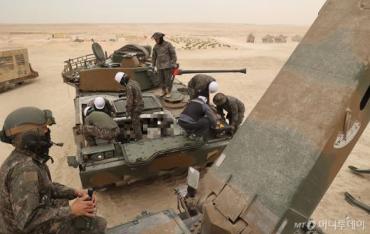 육군은 지난 10일부터 20일까지 ‘2025년 아랍에미리트(UAE) 연합훈련 TF’가 UAE군과의 현지 연합훈련을 성공적으로 마치고 귀국길에 오른다고 21일 밝혔다.  UAE 알하므라 훈련장에서 현지연합훈련단 장병들이 K1구난전차를 활용한 K21보병전투장갑차 현장정비를 통해 국산 무기체계의 차별화된 지속 지원 능력을 선보이고 있다. / 사진=육군