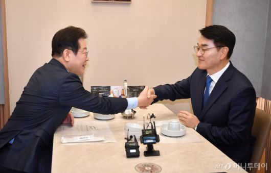 (서울=뉴스1) 안은나 기자 = 이재명 더불어민주당 대표와 박용진 전 의원이 21일 서울 여의도의 한 식당에서 만나 악수를 하고 있다. (공동취재) 2025.2.21/뉴스1  Copyright (C) 뉴스1. All rights reserved. 무단 전재 및 재배포,  AI학습 이용 금지. /사진=(서울=뉴스1) 안은나 기자