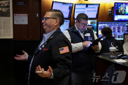 21일(현지시간) 미증시가 일제히 급락하자 난감한 표정을 짓고 있는 미증시의 트레이더 /사진=뉴스1(로이터)