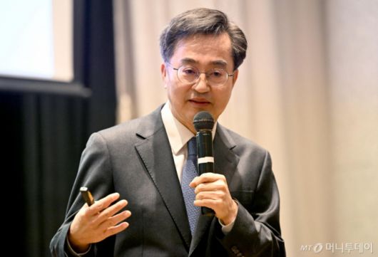 김동연 경기도지사가 14일 오전 광주 서구 홀리데이인 광주호텔에서 열린 광주경총 금요조찬포럼에서 '호남 정신과 유쾌한 반란'을 주제로 강연하고 있다. 2025.02.14. /사진=뉴시스 /사진=