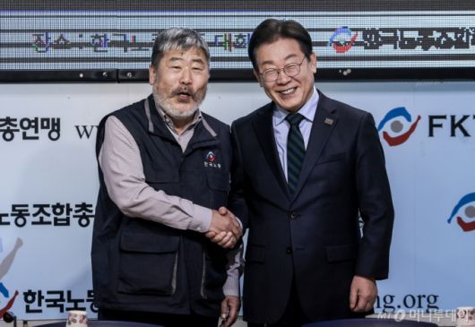 이재명 더불어민주당 대표가 21일 서울 영등포구 한국노총에서 열린 한국노총-더불어민주당 대표 간담회에 앞서 김동명 한국노총 위원장과 기념촬영을 하고 있다. 2025.02.21. /사진=뉴시스 /사진=정병혁