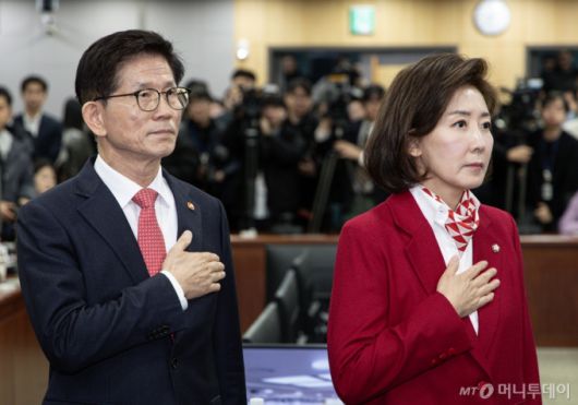 김문수 고용노동부 장관 나경원 국민의힘 의원이 19일 오전 서울 여의도 국회 의원회관에서 열린 '2030·장년 모두 Win-Win하는 노동개혁' 대토론회에서 국민의례를 하고 있다. 2025.2.19/사진=뉴스1 /사진=(서울=뉴스1) 이재명 기자