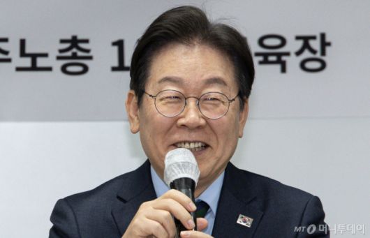 이재명 더불어민주당 대표가 21일 오후 서울 중구 전국민주노동조합총연맹(민주노총)에서 열린 현장 간담회에서 발언을 하고 있다. 2025.2.21/사진=뉴스1 /사진=(서울=뉴스1) 이재명 기자