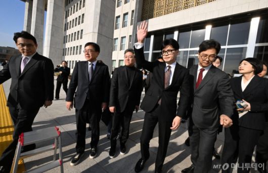 당대표 사퇴 의사를 밝힌 한동훈 국민의힘 대표가 16일 오전 서울 여의도 국회를 나서고 있다. 2024.12.16. /사진=뉴시스 /사진=류현주