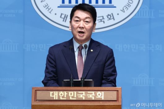 안철수 국민의힘 의원이 23일 오전 서울 여의도 국회 소통관에서 시대교체·시대전환 국민통합 선언 기자회견을 하고 있다. /사진=뉴스1 /사진=(서울=뉴스1) 김민지 기자