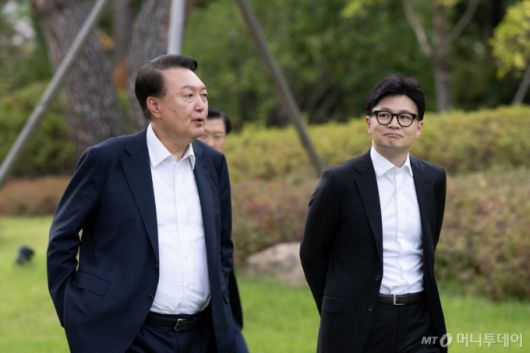 [서울=뉴시스] 조수정 기자 = 윤석열 대통령이 21일 서울 용산 대통령실 파인그라스 앞에서 한동훈 국민의힘 대표와 실내 면담에 앞서 함께 산책하며 대화를 나누고 있다. (사진=대통령실 제공) 2024.10.21. photo@newsis.com *재판매 및 DB 금지 /사진=조수정