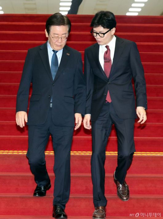 [서울=뉴시스] 조성봉 기자 = 한동훈 국민의힘 대표와 이재명 더불어민주당 대표가 1일 서울 여의도 국회에서 열린 국민의힘-더불어민주당 당 대표 회담을 마치고 이동하며 대화하고 있다.   2024.09.01.suncho21@newsis.com /사진=조성봉