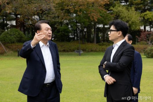 [서울=뉴시스] 조수정 기자 = 윤석열 대통령이 21일 서울 용산 대통령실 파인그라스 앞 잔디밭에서 한동훈 국민의힘 대표와 실내 면담에 앞서 대화를 나누고 있다. (사진=대통령실 제공) 2024.10.21. photo@newsis.com *재판매 및 DB 금지 /사진=조수정