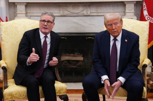 키어 스타머 영국 총리(왼쪽)와 도널드 트럼프 미국 대통령이 27일(현지시간) 미국 백악관에서 정상회담을 하고 있다. /AFPBBNews=뉴스1