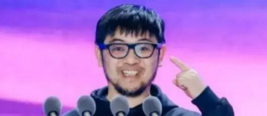 AR 글래스(안경)을 가리키고 있는 중국 로키드 창업자 주밍밍/사진=소셜미디어
