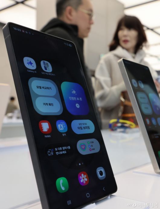 [서울=뉴시스] 김금보 기자 = 28일 서울 서초구 삼성스토어 강남점 갤럭시 스튜디오에서 방문객들이 갤럭시 S25 시리즈를 살펴보고 있다.  삼성전자 '갤럭시 S25' 시리즈가 역대 갤럭시 시리즈중 가장 빠르게 국내 100만대 판매 신기록을 달성했다. 2025.02.28.