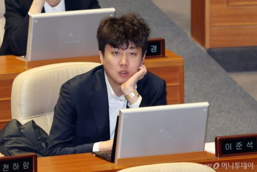 [서울=뉴시스] 조성우 기자 = 이준석 개혁신당 의원이 27일 오후 서울 여의도 국회에서 열린 제422회 국회(임시회) 제7차 본회의에 참석해 자리하고 있다. 2025.02.27. /사진=조성우