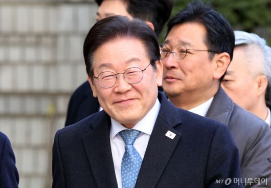 이재명 더불어민주당 대표가 지난달 26일 오후 서울 서초구 고등법원에서 열린 공직선거법위반 결심 공판에 출석하고 있다. / 사진제공=뉴스1