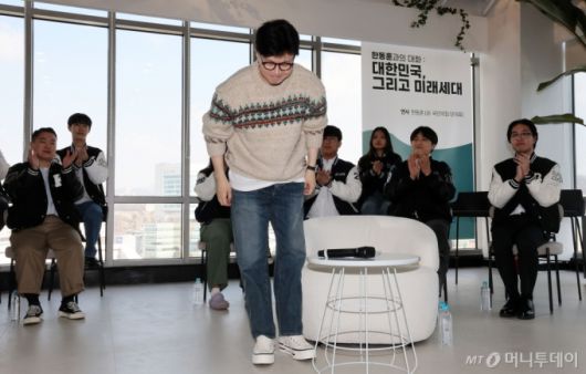 (서울=뉴스1) 박세연 기자 = 한동훈 전 국민의힘 대표가 6일 서울 서대문구 코지모임공간 신촌점에서 열린 2025 대학생시국포럼 백문백답 토론회에 참석해 인사하고 있다. 2025.3.6/뉴스1  Copyright (C) 뉴스1. All rights reserved. 무단 전재 및 재배포,  AI학습 이용 금지. /사진=(서울=뉴스1) 박세연 기자