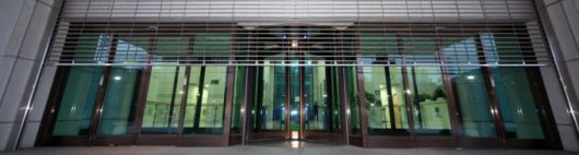 법원이 윤석열 대통령의 구속취소 청구를 인용한 7일 오후 서울 서초구 대검찰청 로비 셔터문이 내려가고 있다. /사진=뉴시스