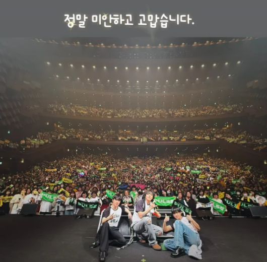 그룹 FT아일랜드가 지난 9일 일본 오사카에서 선보인 2025 라이브 투어 '펄스' 인증샷을 공개했다. 지난해말 성매매 불송치 결정을 받은 멤버 최민환이 복귀해 눈길을 끌었다. /사진=이홍기 인스타그램 스토리