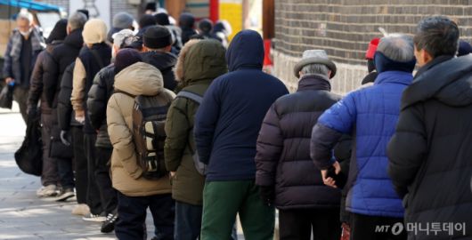 지난 20일 오전 서울 종로구 탑골공원 인근 무료급식소 앞에서 노인들이 길게 줄 서 있다. 국민건강보험공단 자료에 따르면 지난해 노인장기요양급여 건강보험공단 부담금이 14조8000억원에 육박하며 역대 최대치를 경신했다. 2025.02.20. /사진=뉴시스