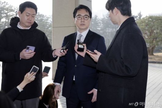 심우정 검찰총장이 10일 서울 서초구 대검찰청으로 출근하며 취재진 질문에 답변하고 있다. / 사진=뉴시스