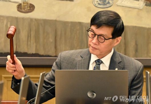 ( 이창용 한국은행 총재가 25일 서울 중구 한국은행 본관에서 열린 금융통화위원회 본회의에 개회를 선언하는 의사봉을 치고 있다. /사진=뉴스1