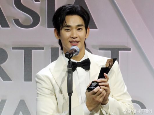 배우 김수현이 2015년 미성년자였던 배우 고(故) 김새론과 6년간 부적절한 만남을 가졌다는 논란에 휩싸였다. 유튜브 채널 '가로세로연구소'가 지난 14일 배우 고(故) 김새론, 배우 김수현이 함께 찍은 사진을 추가 공개한 가운데, 한 누리꾼은 사진 속 김수현이 착용한 모자가 2016년 봄·여름 시즌 제품으로 2015년 겨울 협찬된 것이라고 주장하며, 사진 시기가 그쯤일 거라 추측했다. /사진=유튜브 채널 '가로세로연구소' 영상