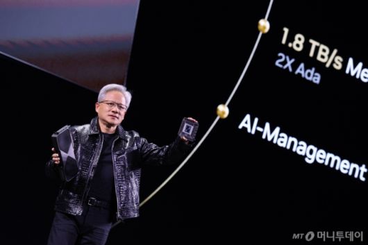 젠슨 황 엔비디아 최고경영자(CEO)가 세계 최대 IT(정보기술)·가전 전시회 'CES 2025' 개막을 하루 앞둔 6일(현지시간) 미국 네바다주 라스베이거스 만달레이베이 컨벤션센터에서 가진 기조연설에서 최신 인공지능(AI) 가속기 '블랙웰(Blackwell)'을 탑재한 지포스 RTX 50 시리즈 그래픽 카드를 공개하고 있다. 2025.1.6/뉴스1  Copyright (C) 뉴스1. All rights reserved. 무단 전재 및 재배포,  AI학습 이용 금지.