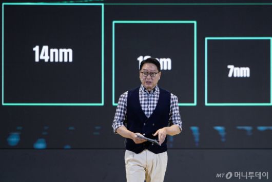 (서울=뉴스1) 이재명 기자 = 최태원 SK그룹 회장이 지난해 11월 4일 서울 강남구 코엑스에서 열린 SK AI SUMMIT 2024에서 ‘협력으로 만들어가는  AI 생태계 : AI Tomorrow, AI Together’ 주제로 기조연설을 하고 있다. 2024.11.4/뉴스1  Copyright (C) 뉴스1. All rights reserved. 무단 전재 및 재배포,  AI학습 이용 금지. /사진=(서울=뉴스1) 이재명 기자