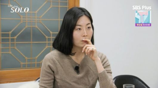 옥순이 영호의 말을 듣고 있다. /사진=SBSPlus·ENA '나는 솔로' 캡처