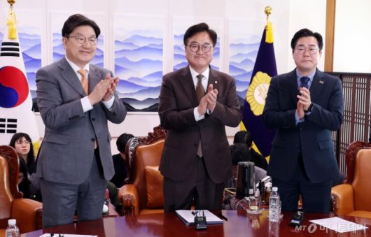 우원식(가운데) 국회의장과 권성동 국민의힘 원내대표, 박찬대(오른쪽) 더불어민주당 원내대표가 20일 오전 서울 여의도 국회에서 연금개혁 관련 여야 합의문 발표를 마치고 박수를 치고 있다. 2025.03.20.  /사진=뉴시스